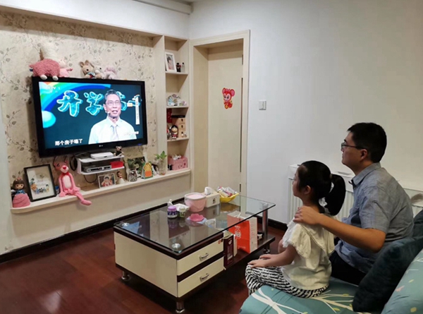 迎江区各校组织观看央视《开学第一课》加强思政教育