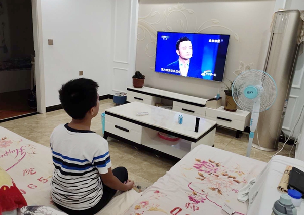 迎江区各校组织观看央视《开学第一课》加强思政教育