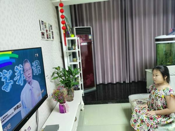 迎江区各校组织观看央视《开学第一课》加强思政教育