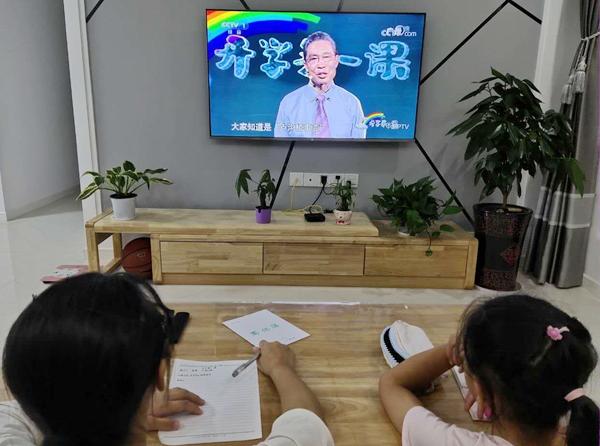 迎江区各校组织观看央视《开学第一课》加强思政教育