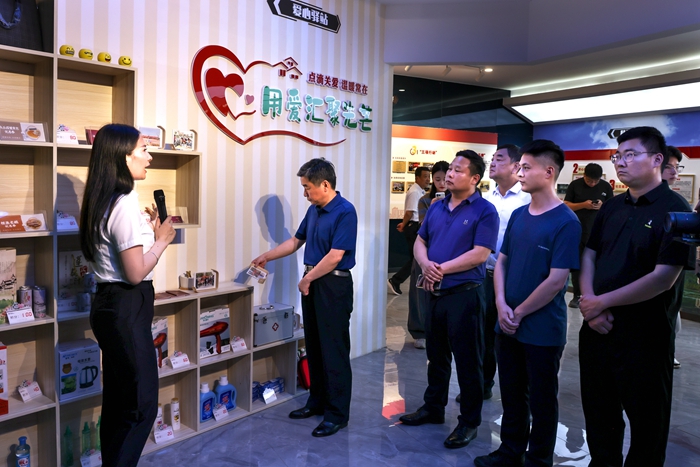 图片5:参观汊河镇临溪社区党群服务中心.jpg 图片5:参观汊河镇临溪社区党群服务中心.jpg