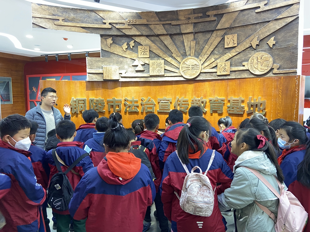 青少年学生参观法治教育基地_副本.jpg