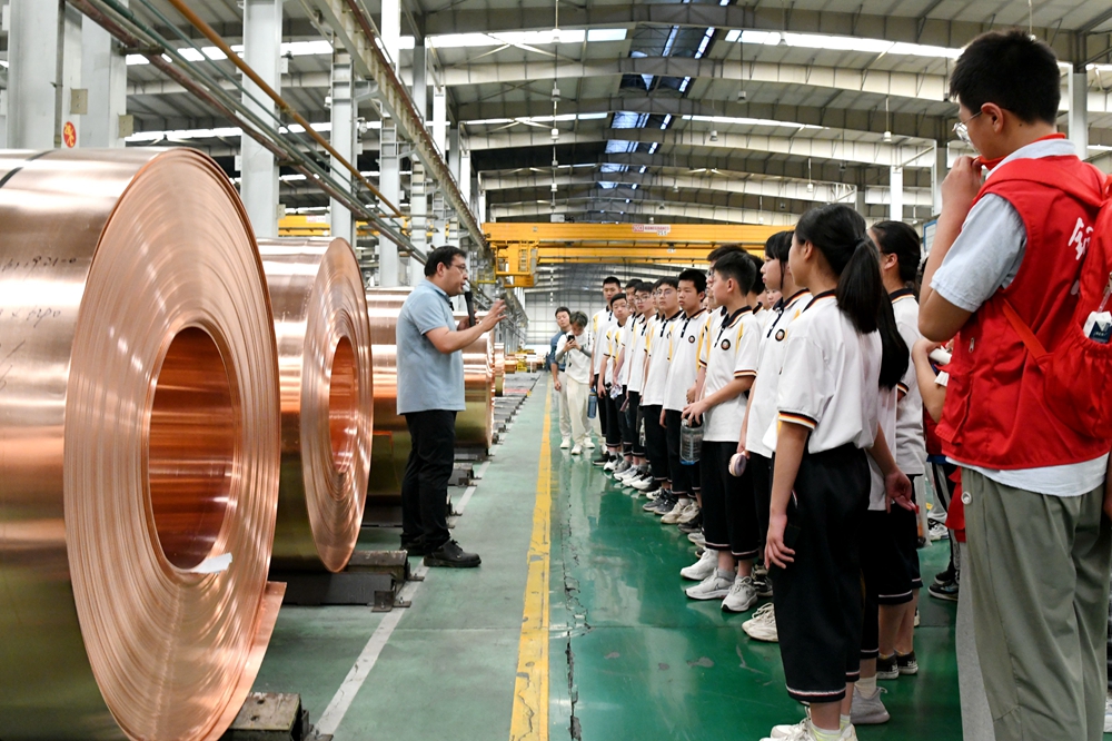 铜陵市大中小学思政课一体化建设 “行走的思政课”走进制造车间_副本.jpg
