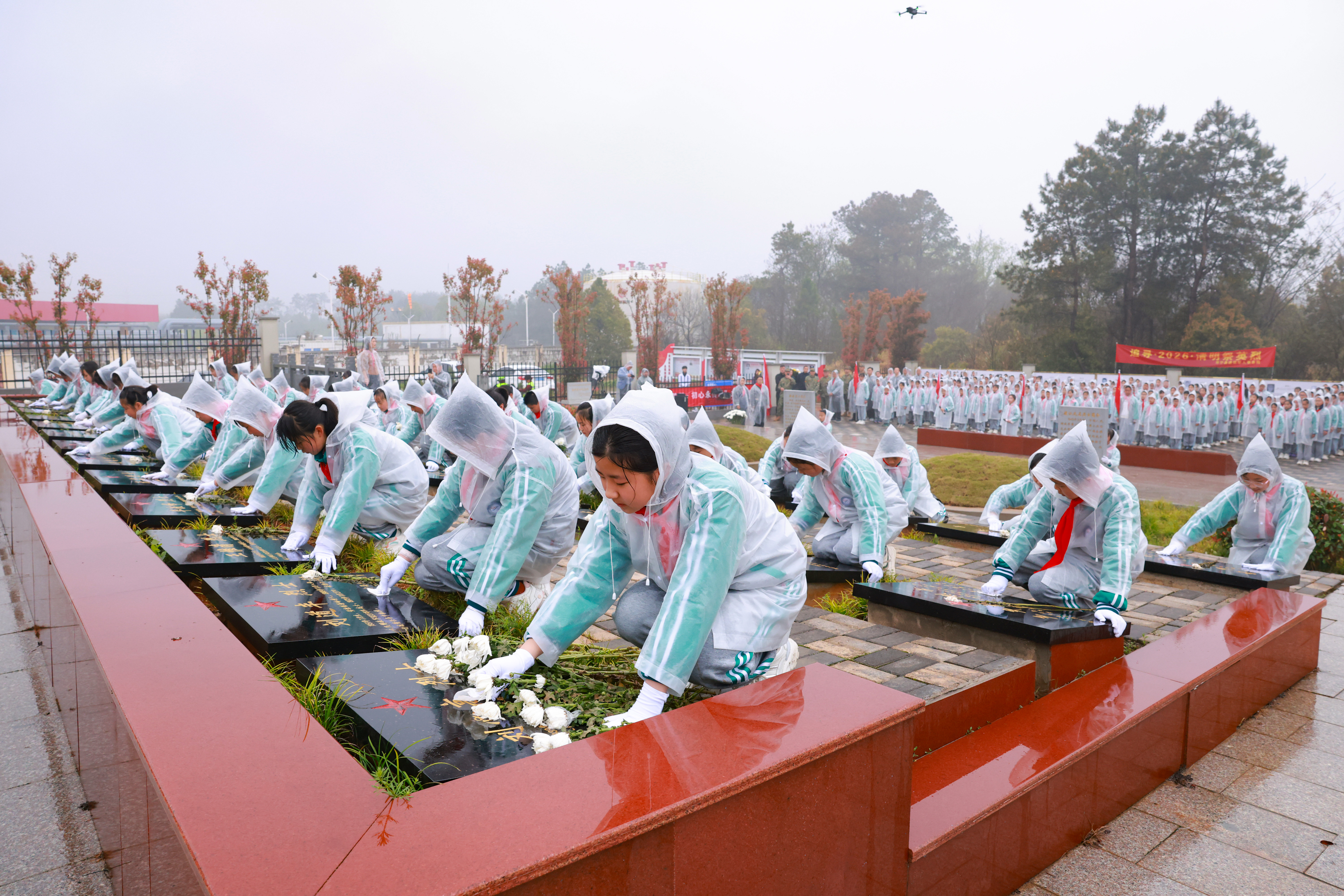 高河镇中心学校清明节祭扫烈士陵园.jpg