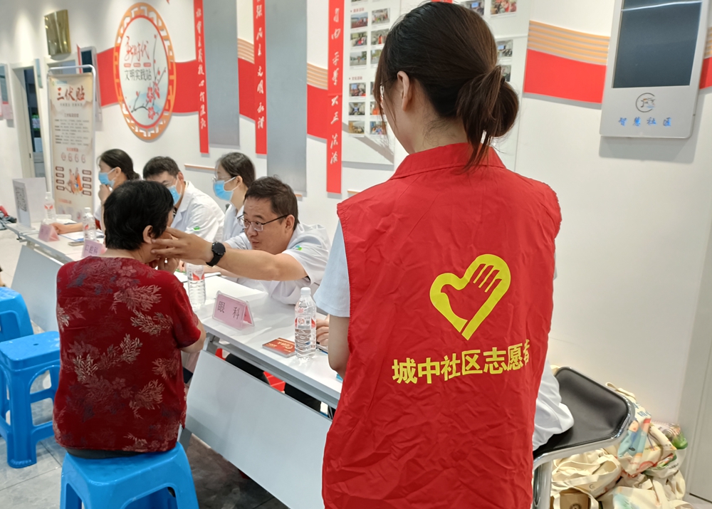 城中社区为老年群体举办义诊活动_副本.jpg