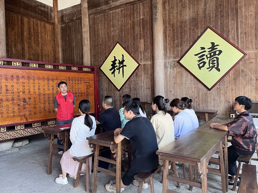 瀛洲镇章氏宗祠开展诵读家训活动.jpg