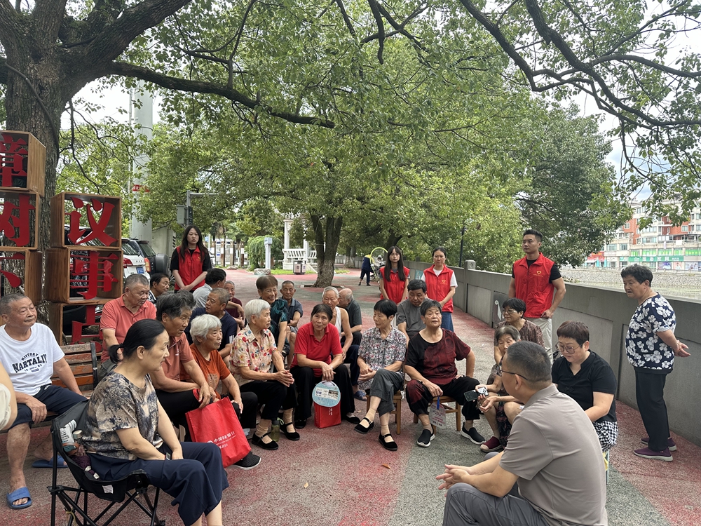 华阳镇杨柳社区依托 “香樟树下” 平台，开展政策宣讲与民情议事活动，推动思想政治工作走进群众、贴近民心。_副本.jpg