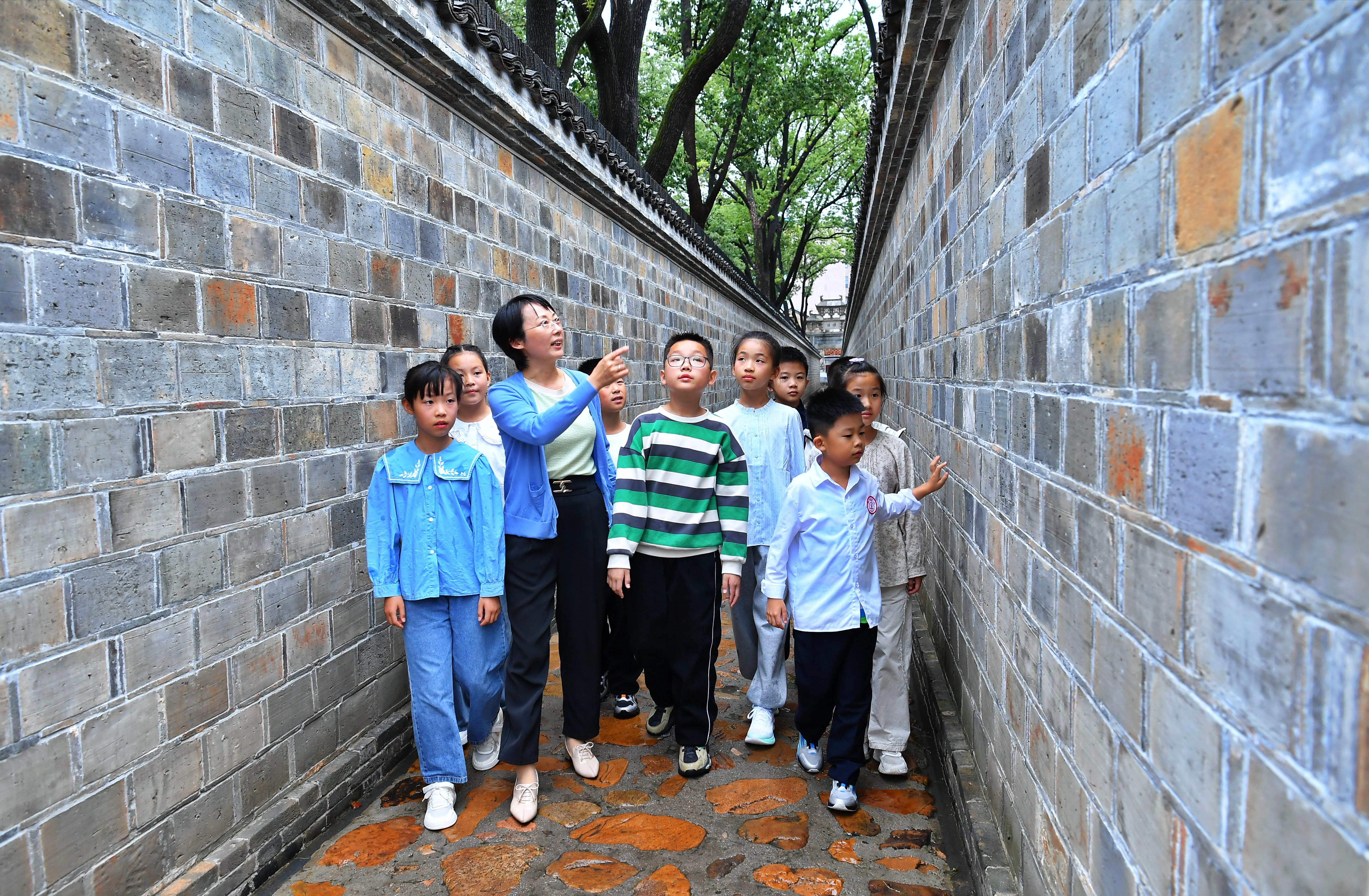 2025年，桐城市北街小学组织学生到六尺巷开展现场思政课.jpg