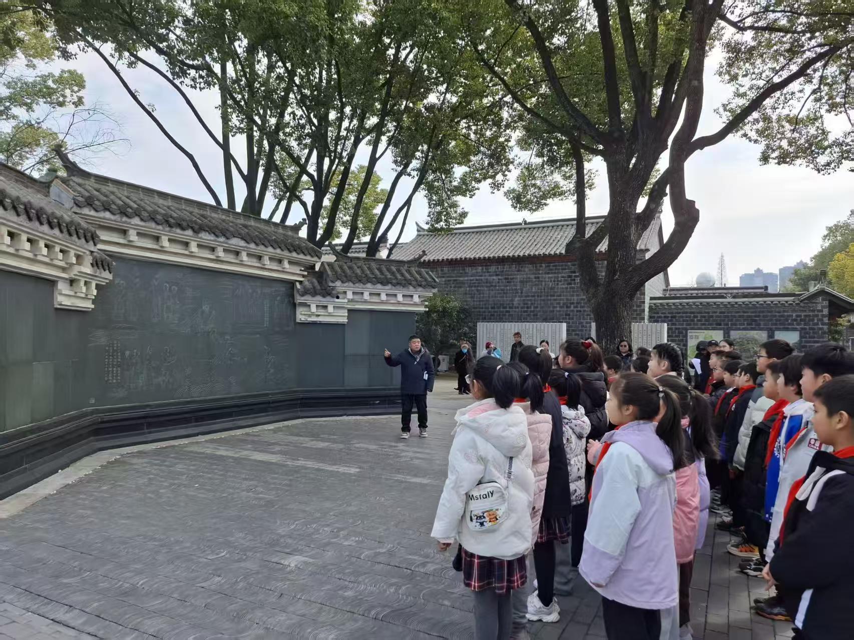 桐城市六尺巷社区党总支书记张耘在六尺巷景区开展“弘扬优秀传统文化，谦恭礼让以和为美”专题思政课.jpg