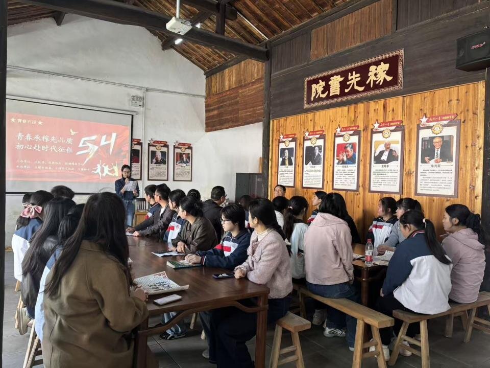 非公企业群团组织职工参加邓稼先故居_proc.jpg