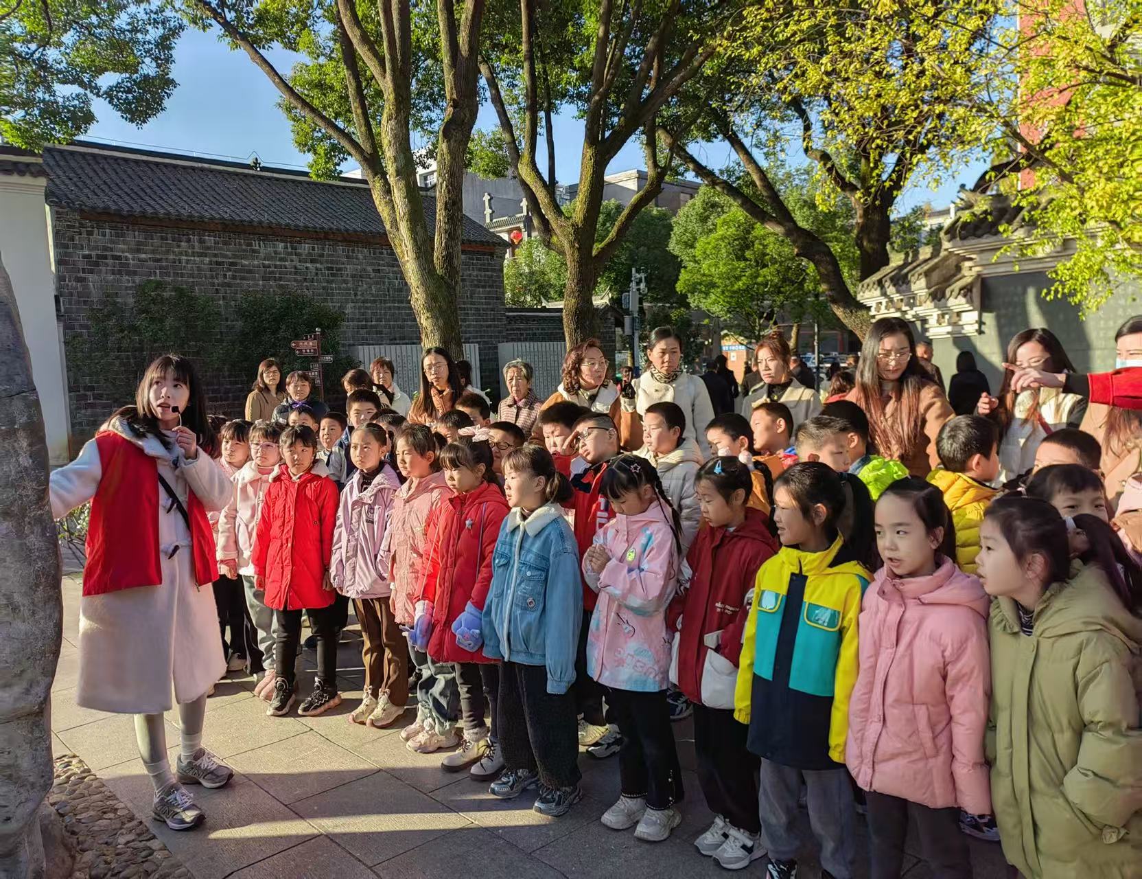桐城市“宝妈宣讲队”为青少年讲解六尺巷礼让文化.jpg