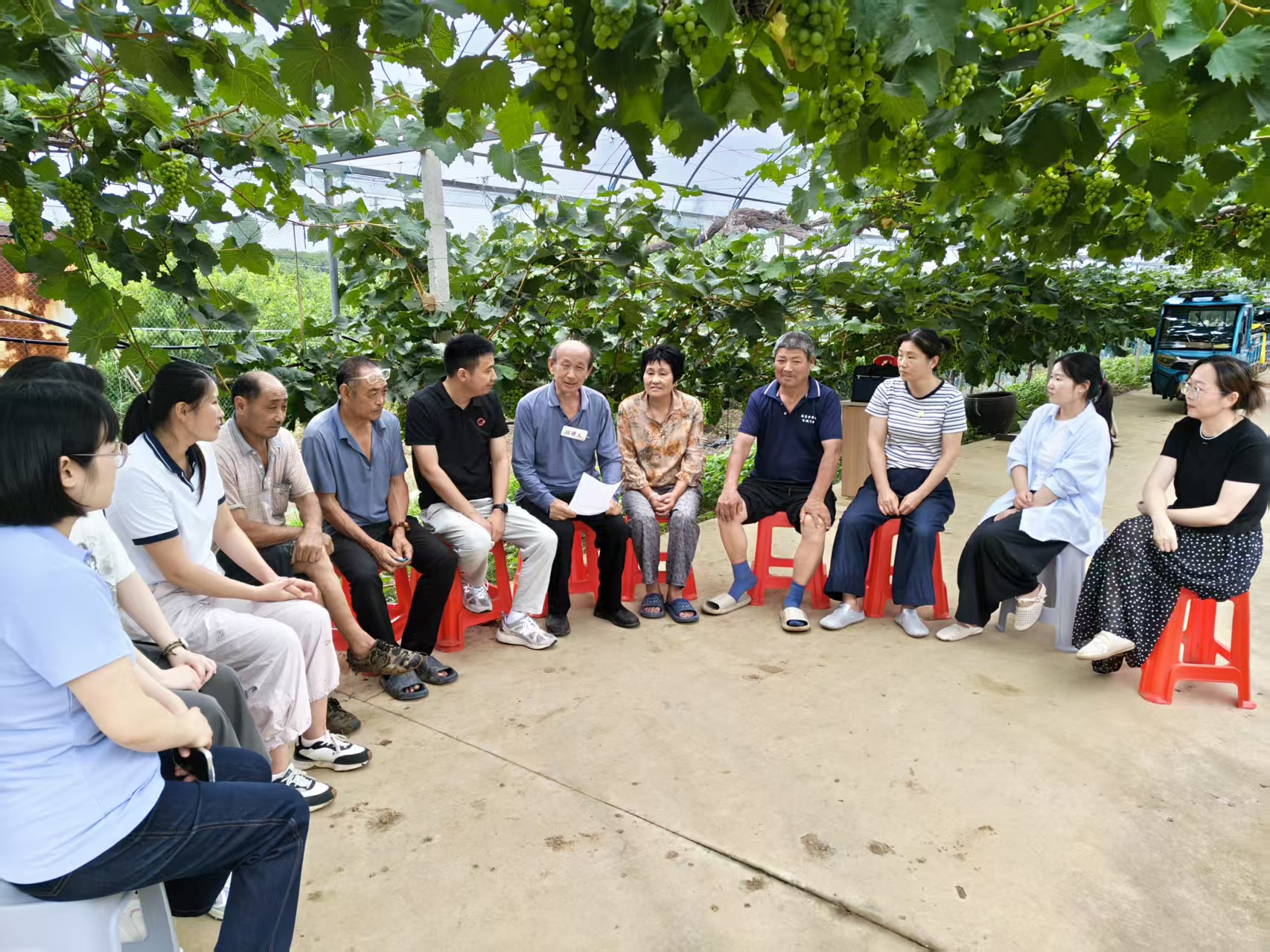 桃园”小板凳课堂“张山镇种桃大户李玉龙分享自己从普通农户到致富先锋的蜕变故事，传授桃树修剪、病虫害防治等实用技术，讲述助力产业升级、带动村民增收的真实事迹.jpg