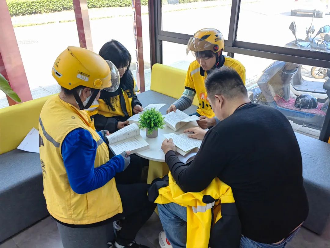 新就业群体在“来小驿”暖心驿站，利用空闲时间静心阅读，在书香中放松身心、充实自我.jpg