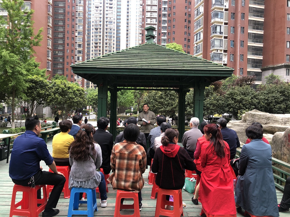 周正贵老师在社区凉亭下的党史课(1).jpg